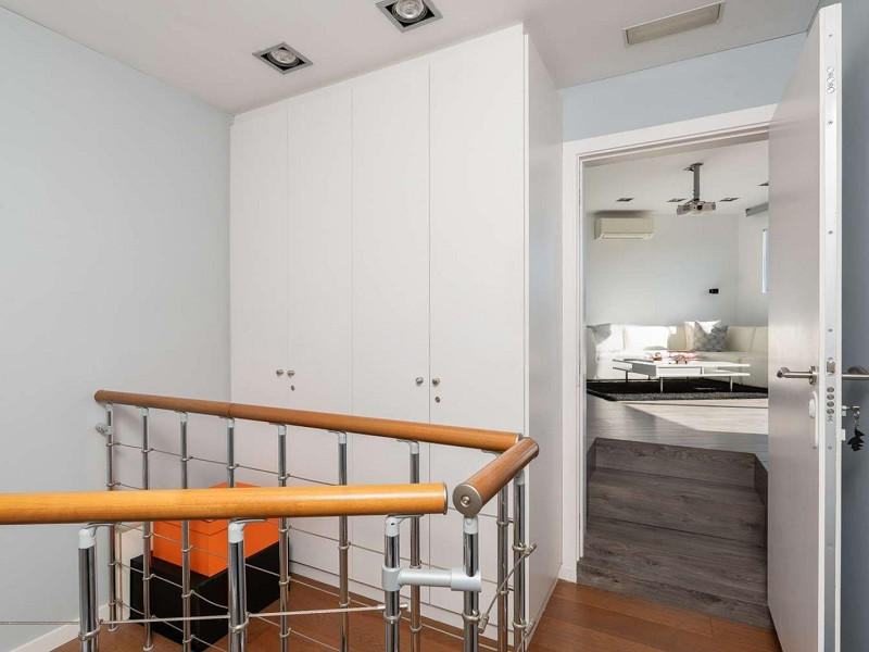 Duplex Penthouse with Expansive Terrace and Private Pool in Sarria, Barcelona. Photo:  33