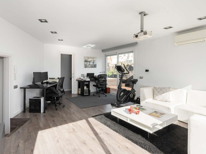 Duplex Penthouse with Expansive Terrace and Private Pool in Sarria, Barcelona. Photo:  35