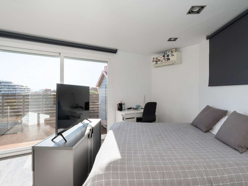Duplex Penthouse with Expansive Terrace and Private Pool in Sarria, Barcelona. Photo:  37
