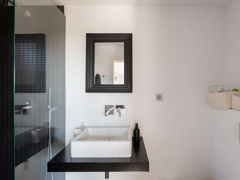 Duplex Penthouse with Expansive Terrace and Private Pool in Sarria, Barcelona. Photo:  38