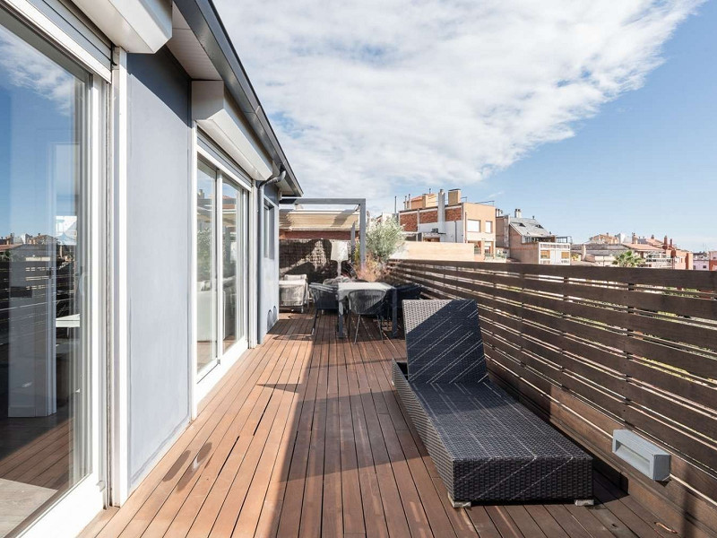 Duplex Penthouse with Expansive Terrace and Private Pool in Sarria, Barcelona. Photo:  42