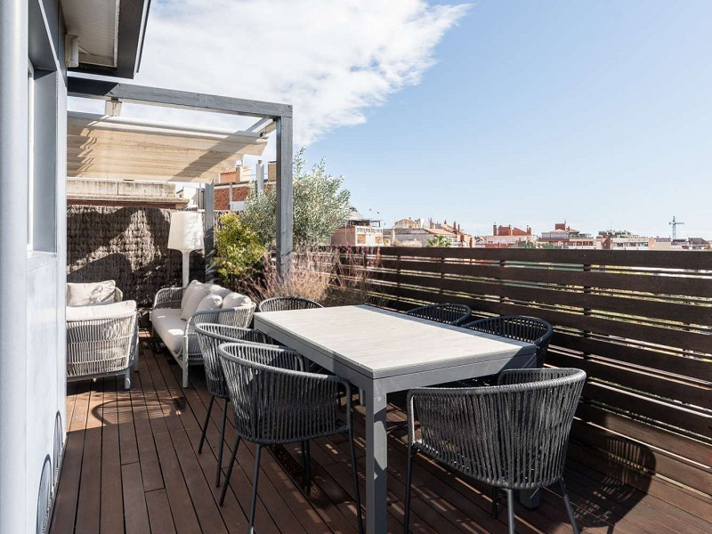 Duplex Penthouse with Expansive Terrace and Private Pool in Sarria, Barcelona. Photo:  44