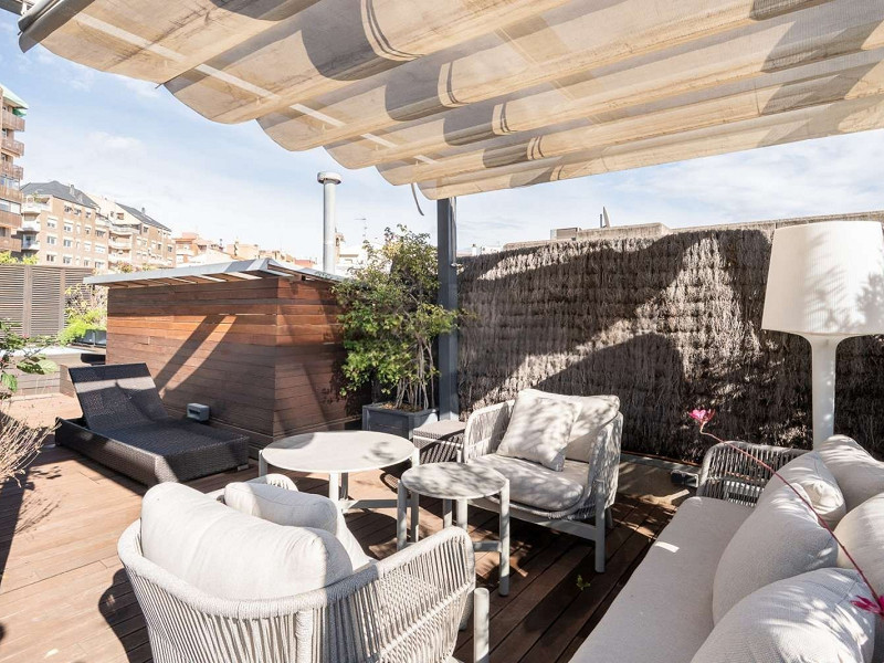Duplex Penthouse with Expansive Terrace and Private Pool in Sarria, Barcelona. Photo:  46