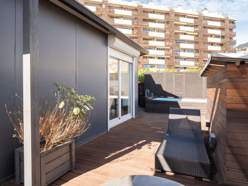 Duplex Penthouse with Expansive Terrace and Private Pool in Sarria, Barcelona. Photo:  48