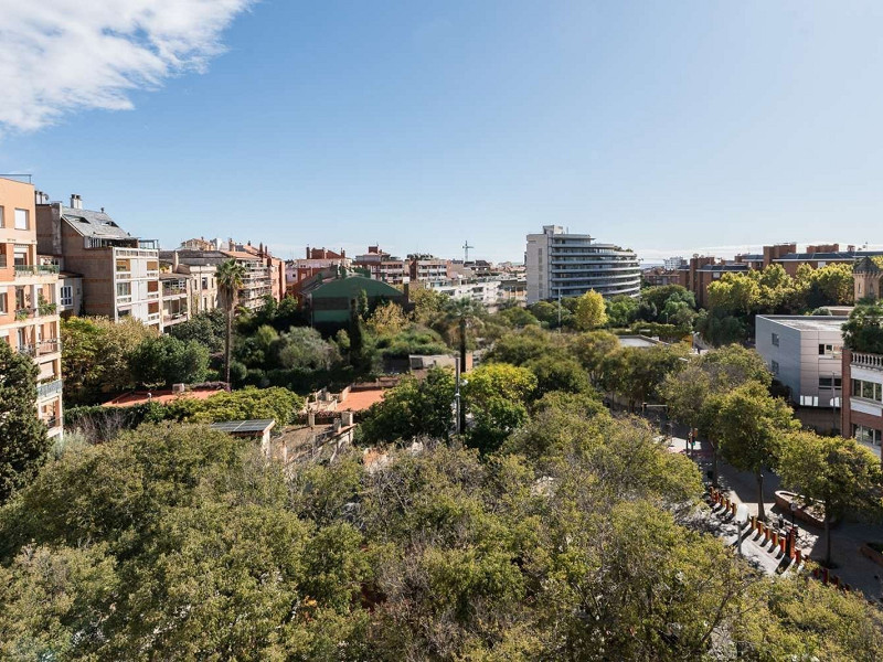 Duplex Penthouse with Expansive Terrace and Private Pool in Sarria, Barcelona. Photo:  49