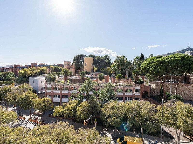 Duplex Penthouse with Expansive Terrace and Private Pool in Sarria, Barcelona. Photo:  50