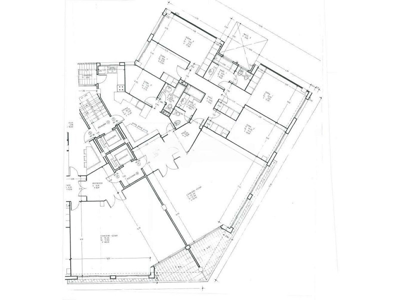 Duplex Penthouse with Expansive Terrace and Private Pool in Sarria, Barcelona. Photo:  51