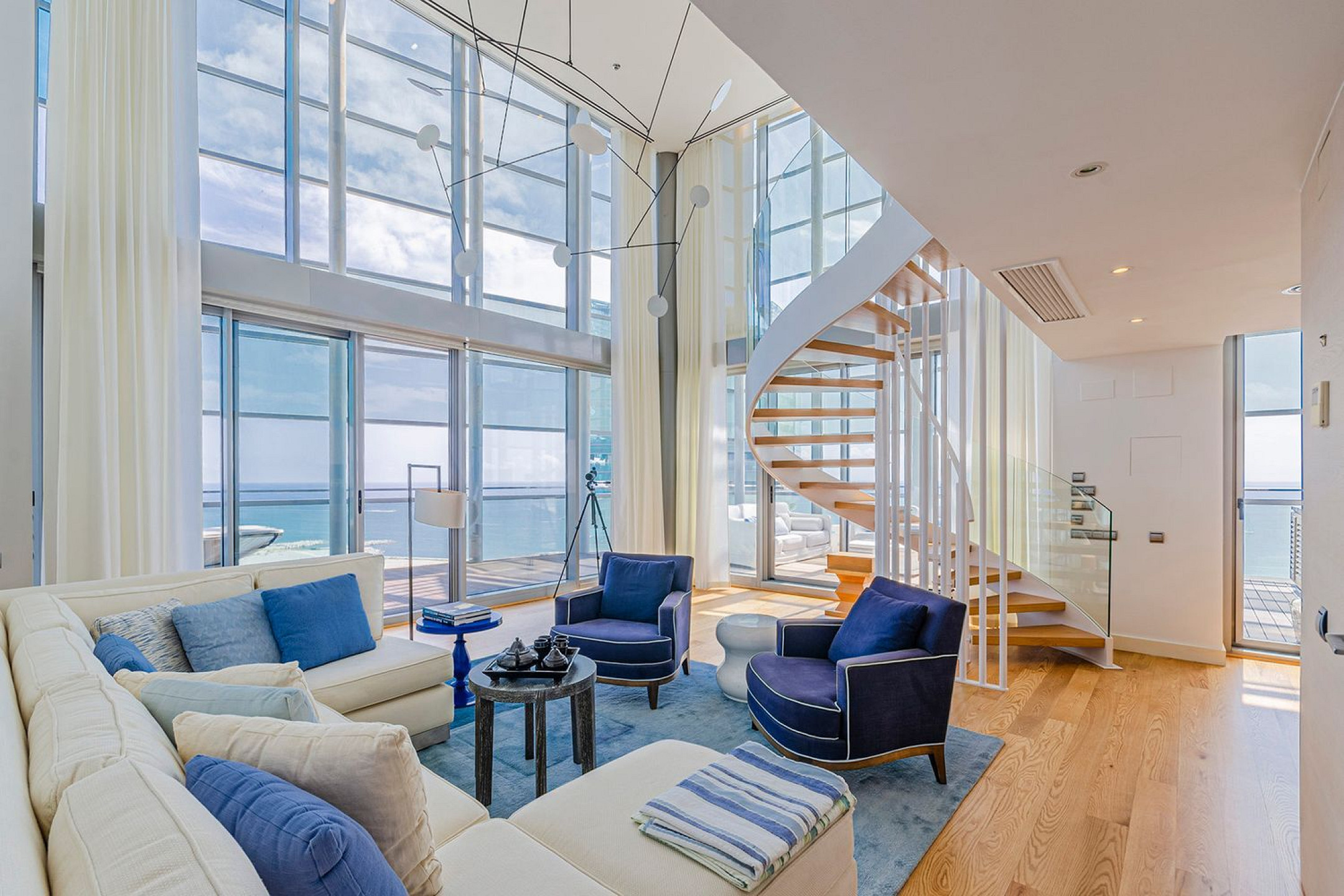 Пентхаус с панорамной террасой и видом на море в Диагональ Мар, Барселона