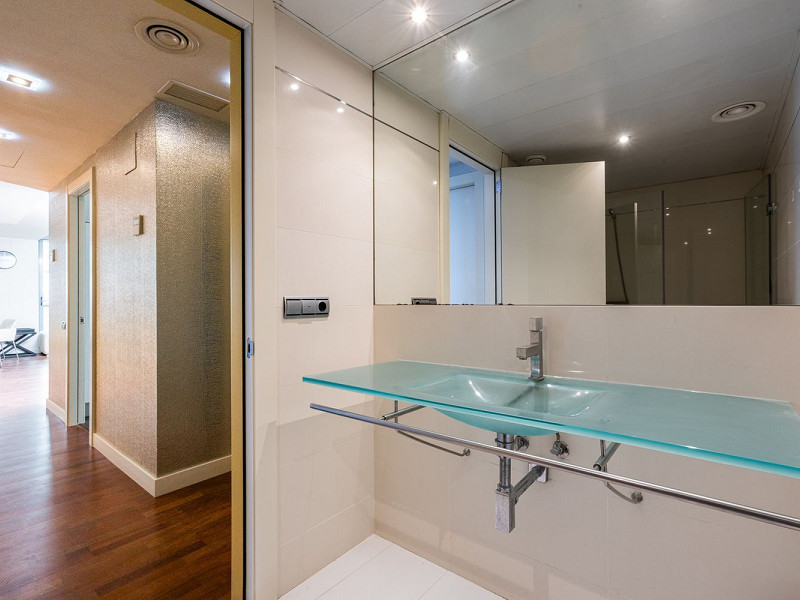 Элитный пентхаус с панорамной террасой на первой линии моря в Диагональ Мар, Барселона. Фото:  15