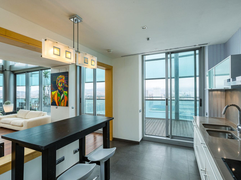 Элитный пентхаус с панорамной террасой на первой линии моря в Диагональ Мар, Барселона. Фото:  12