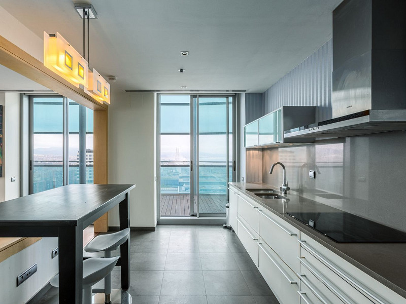 Элитный пентхаус с панорамной террасой на первой линии моря в Диагональ Мар, Барселона. Фото:  13