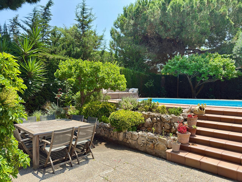 Casa Mediterránea con Jardín y Piscina en Gava Mar, Barcelona. Foto:  3