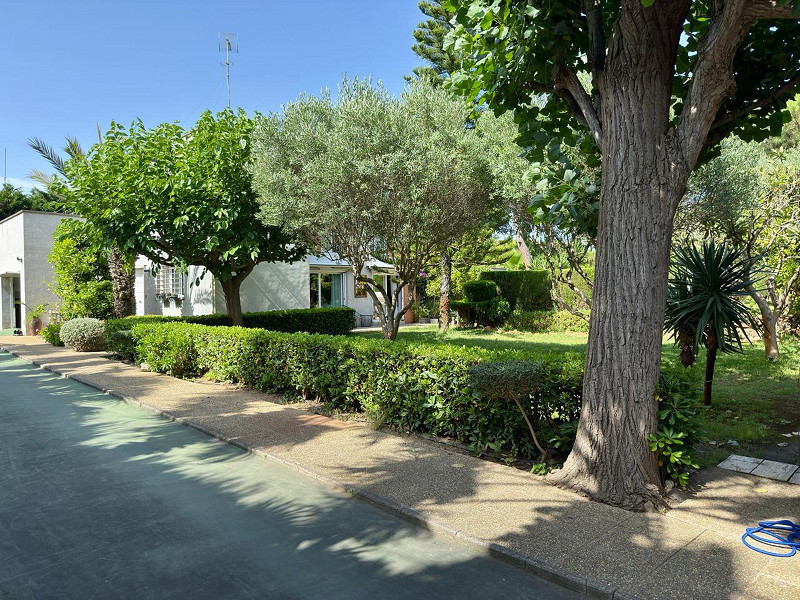 Casa Mediterránea con Jardín y Piscina en Gava Mar, Barcelona. Foto:  25