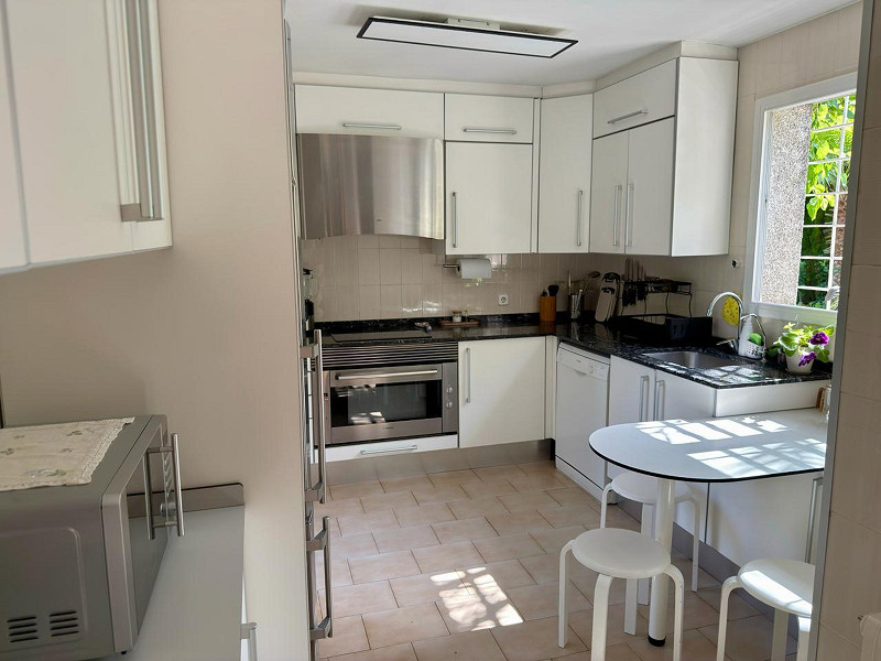 Casa Mediterránea con Jardín y Piscina en Gava Mar, Barcelona. Foto:  12