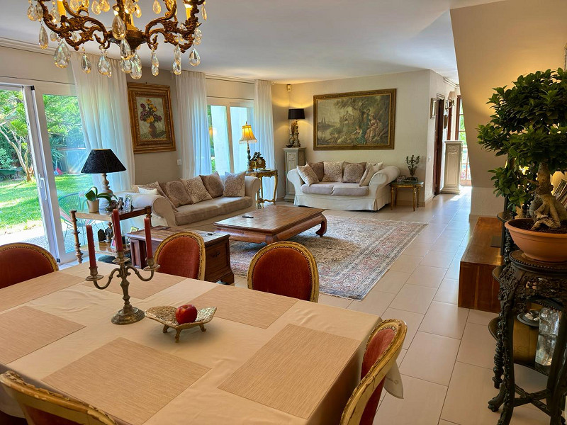 Casa Mediterránea con Jardín y Piscina en Gava Mar, Barcelona. Foto:  8