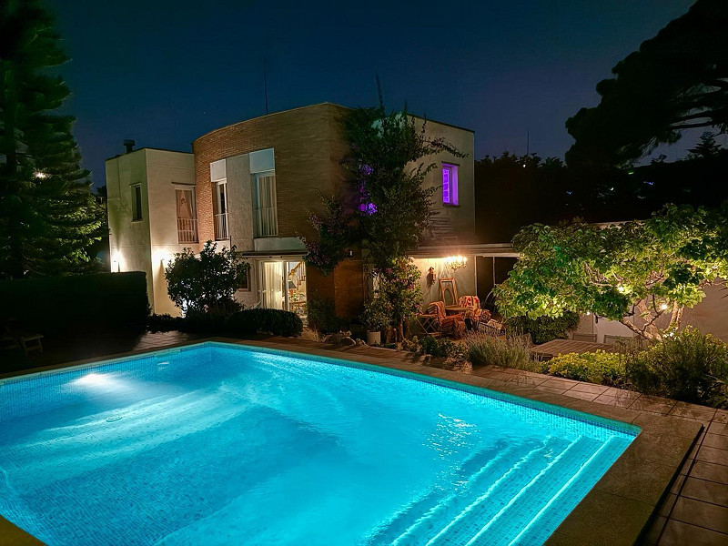 Casa Mediterránea con Jardín y Piscina en Gava Mar, Barcelona. Foto:  28