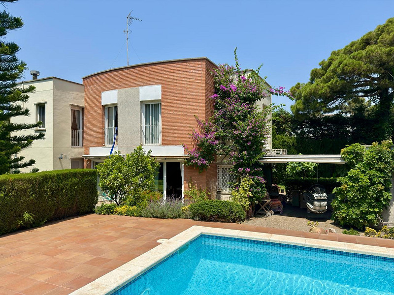 Casa Mediterránea con Jardín y Piscina en Gava Mar, Barcelona
