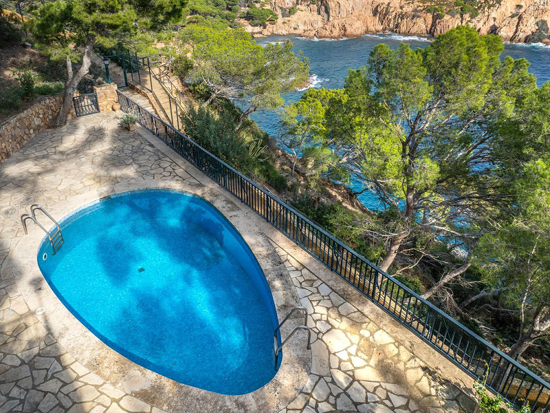 Эксклюзивная вилла на первой линии моря в Тамариу, Коста-Брава. Фото:  13