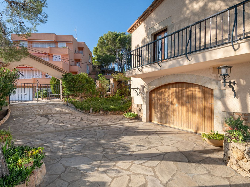 Эксклюзивная вилла на первой линии моря в Тамариу, Коста-Брава. Фото:  21