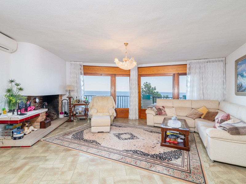 Эксклюзивная вилла на первой линии моря в Тамариу, Коста-Брава. Фото:  24