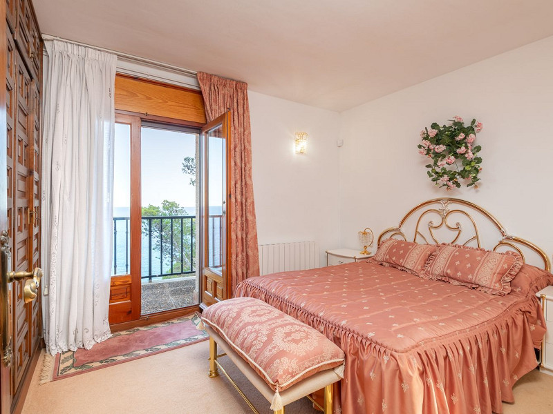 Эксклюзивная вилла на первой линии моря в Тамариу, Коста-Брава. Фото:  28