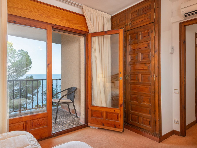 Эксклюзивная вилла на первой линии моря в Тамариу, Коста-Брава. Фото:  42