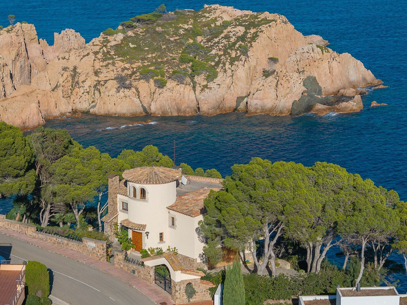 Эксклюзивная вилла на первой линии моря в Тамариу, Коста-Брава. Фото:  68