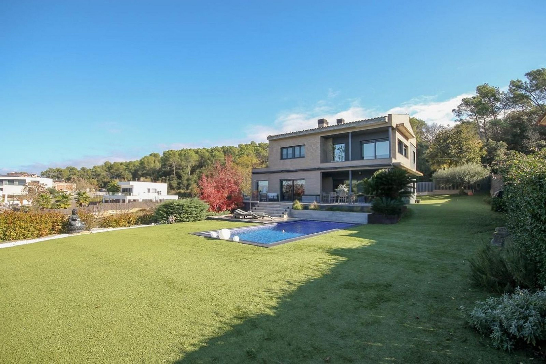 Villa contemporánea con jardín y piscina en Santa Agnes de Malanyanes, La Roca del Valles, Barcelona