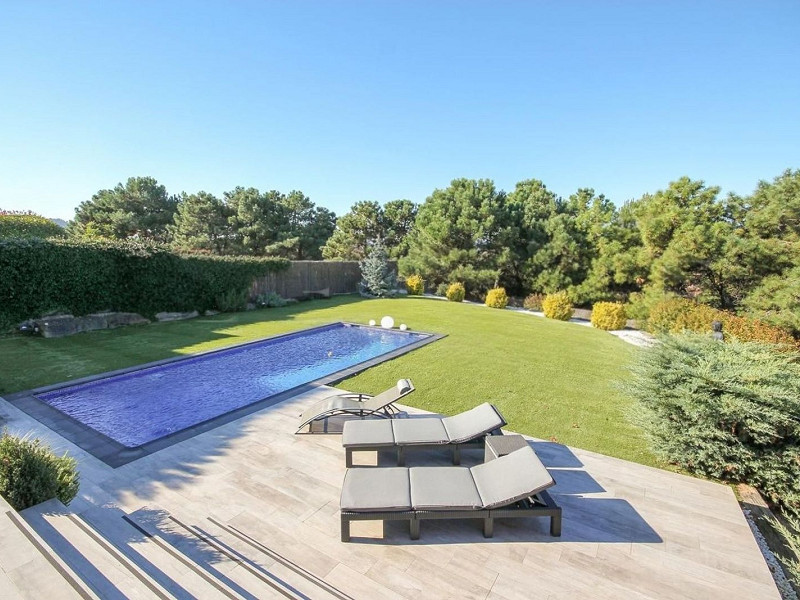 Villa contemporánea con jardín y piscina en Santa Agnes de Malanyanes, La Roca del Valles, Barcelona. Foto:  2