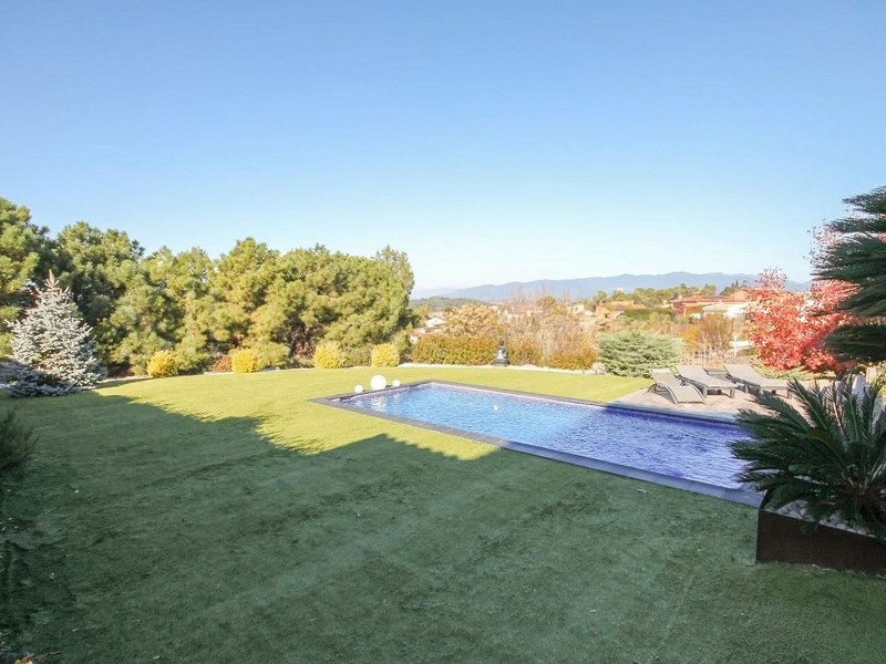 Villa contemporánea con jardín y piscina en Santa Agnes de Malanyanes, La Roca del Valles, Barcelona. Foto:  3
