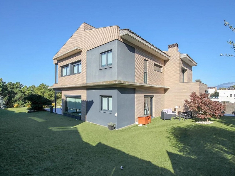 Villa contemporánea con jardín y piscina en Santa Agnes de Malanyanes, La Roca del Valles, Barcelona. Foto:  4