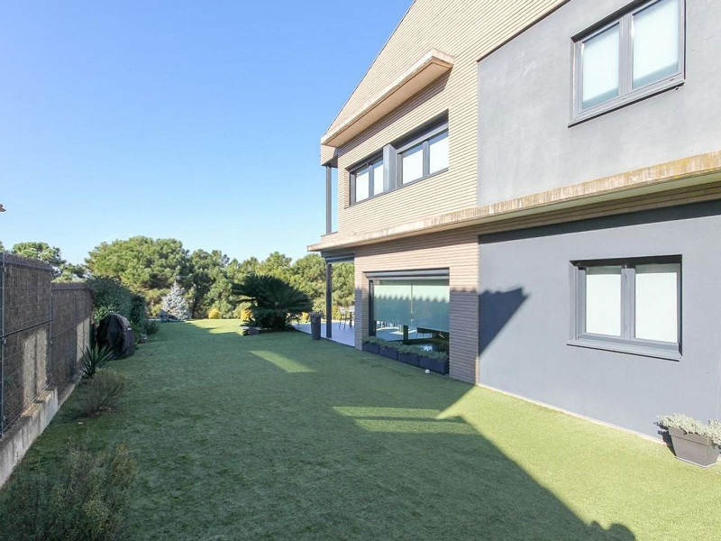 Villa contemporánea con jardín y piscina en Santa Agnes de Malanyanes, La Roca del Valles, Barcelona. Foto:  5