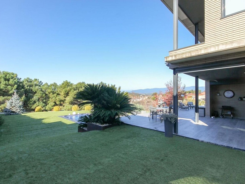 Villa contemporánea con jardín y piscina en Santa Agnes de Malanyanes, La Roca del Valles, Barcelona. Foto:  6
