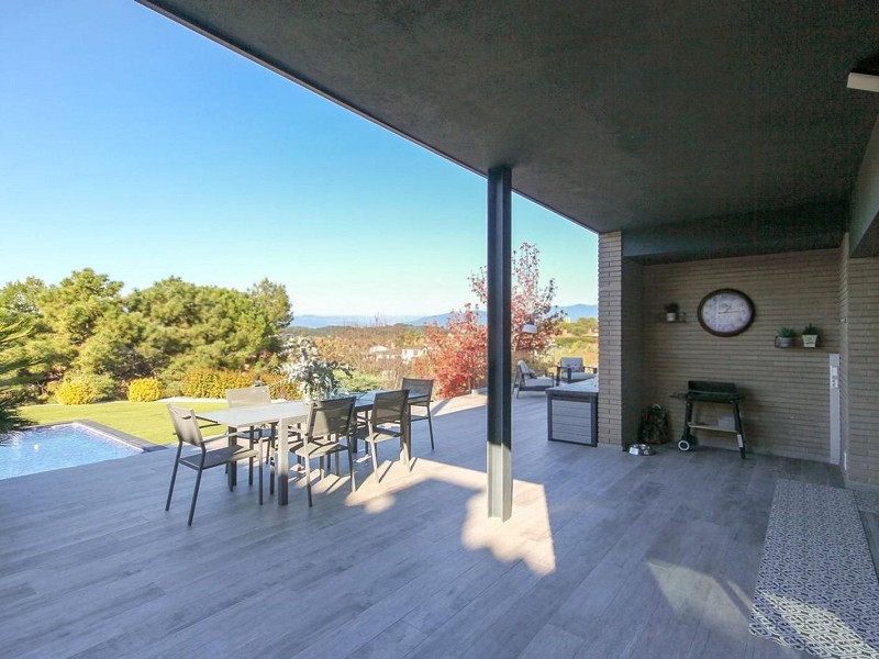 Villa contemporánea con jardín y piscina en Santa Agnes de Malanyanes, La Roca del Valles, Barcelona. Foto:  7