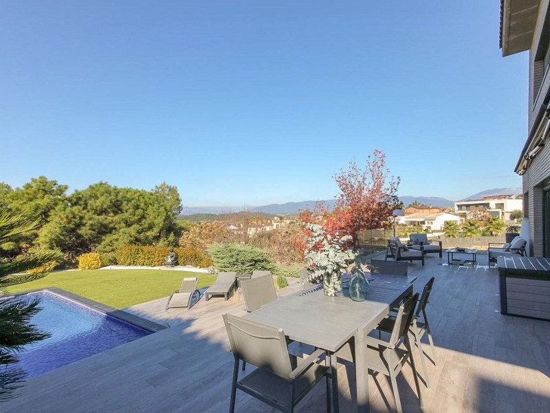 Villa contemporánea con jardín y piscina en Santa Agnes de Malanyanes, La Roca del Valles, Barcelona. Foto:  8