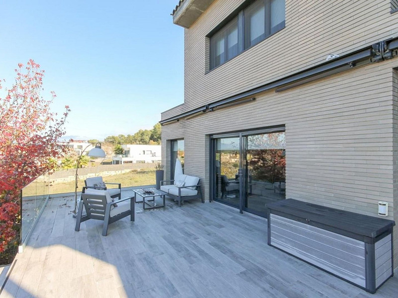 Villa contemporánea con jardín y piscina en Santa Agnes de Malanyanes, La Roca del Valles, Barcelona. Foto:  9