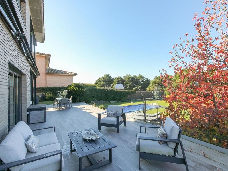 Villa contemporánea con jardín y piscina en Santa Agnes de Malanyanes, La Roca del Valles, Barcelona. Foto:  10