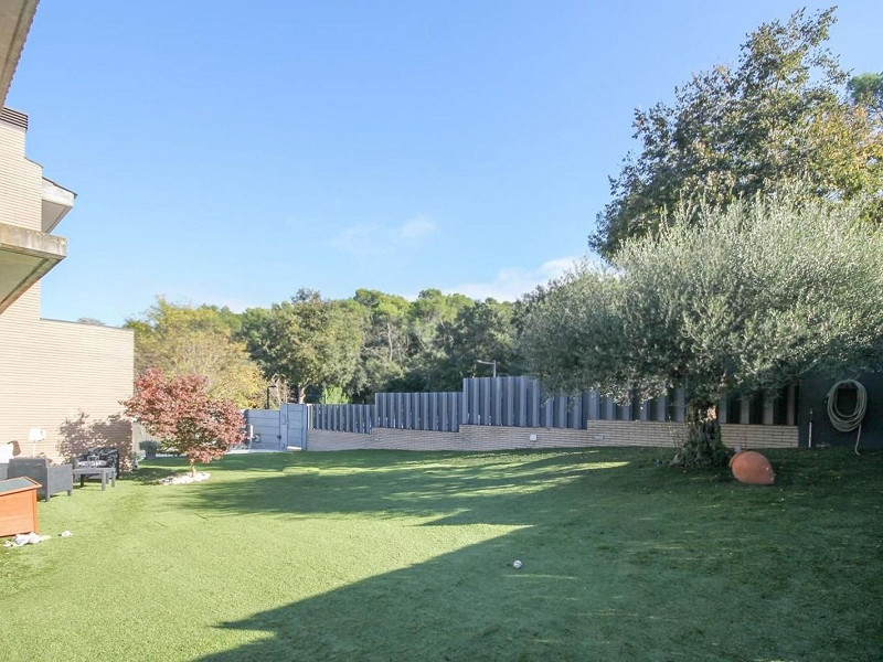 Villa contemporánea con jardín y piscina en Santa Agnes de Malanyanes, La Roca del Valles, Barcelona. Foto:  11