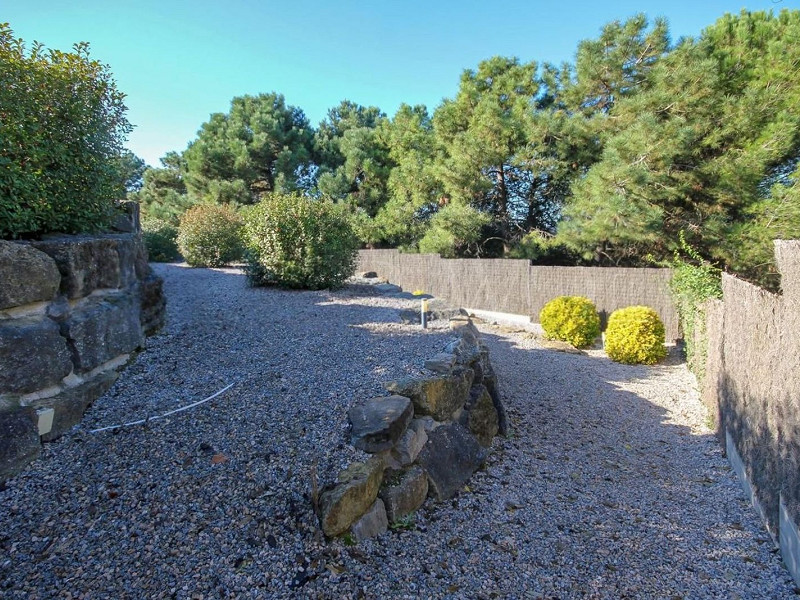 Villa contemporánea con jardín y piscina en Santa Agnes de Malanyanes, La Roca del Valles, Barcelona. Foto:  12