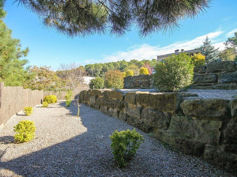 Villa contemporánea con jardín y piscina en Santa Agnes de Malanyanes, La Roca del Valles, Barcelona. Foto:  13