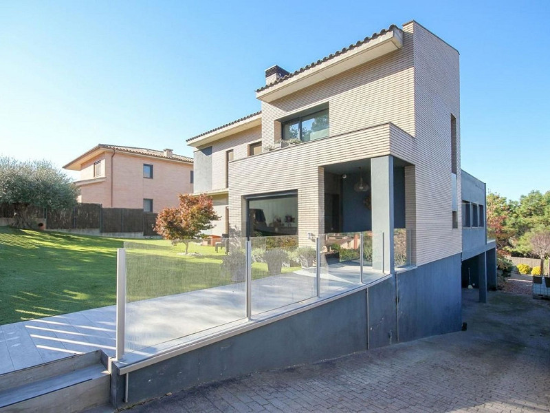 Villa contemporánea con jardín y piscina en Santa Agnes de Malanyanes, La Roca del Valles, Barcelona. Foto:  14