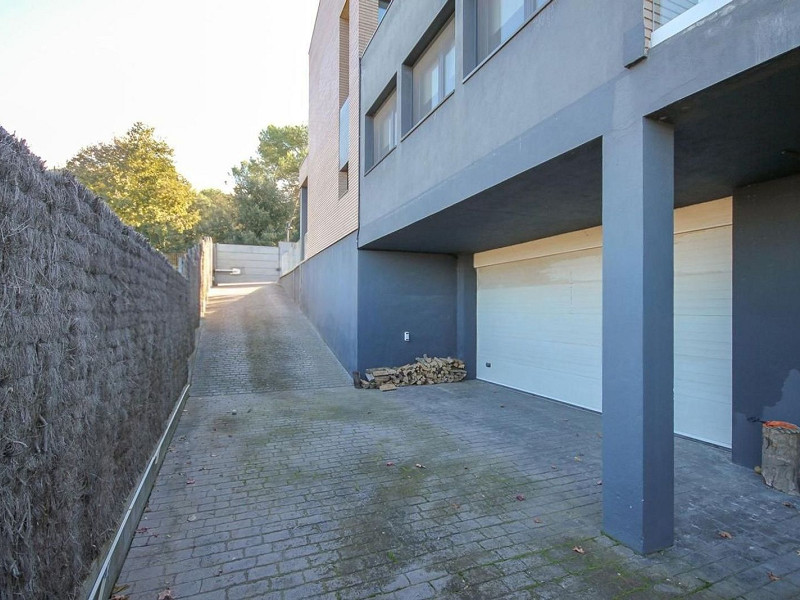 Villa contemporánea con jardín y piscina en Santa Agnes de Malanyanes, La Roca del Valles, Barcelona. Foto:  15