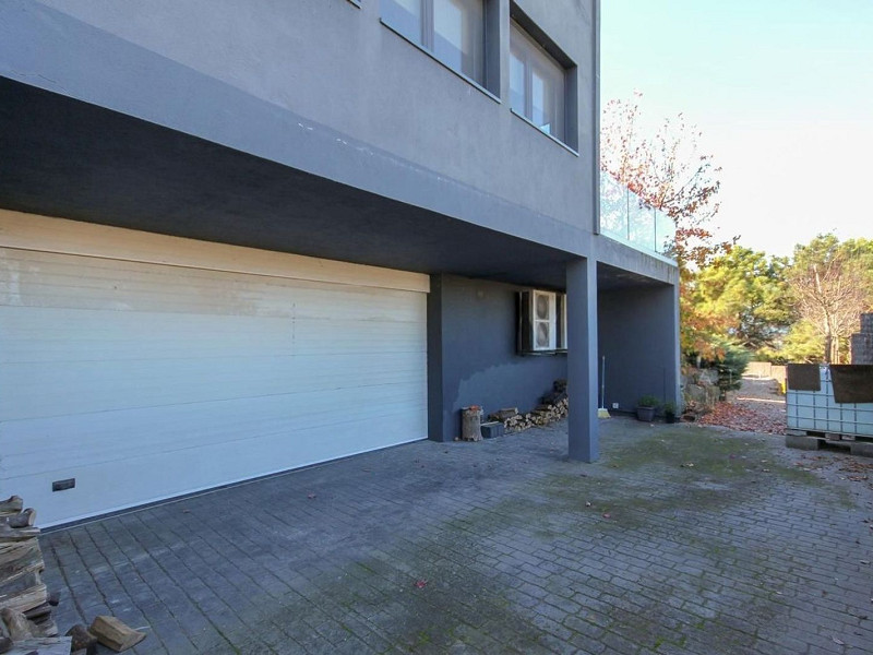 Villa contemporánea con jardín y piscina en Santa Agnes de Malanyanes, La Roca del Valles, Barcelona. Foto:  16