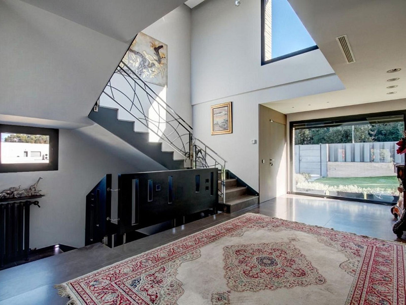 Villa contemporánea con jardín y piscina en Santa Agnes de Malanyanes, La Roca del Valles, Barcelona. Foto:  17