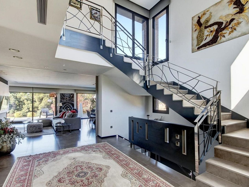 Villa contemporánea con jardín y piscina en Santa Agnes de Malanyanes, La Roca del Valles, Barcelona. Foto:  18