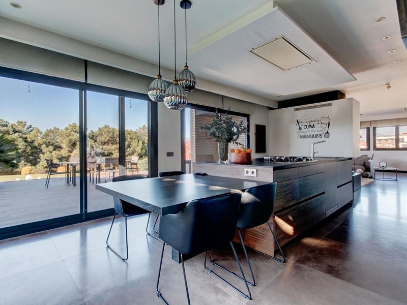 Villa contemporánea con jardín y piscina en Santa Agnes de Malanyanes, La Roca del Valles, Barcelona. Foto:  20