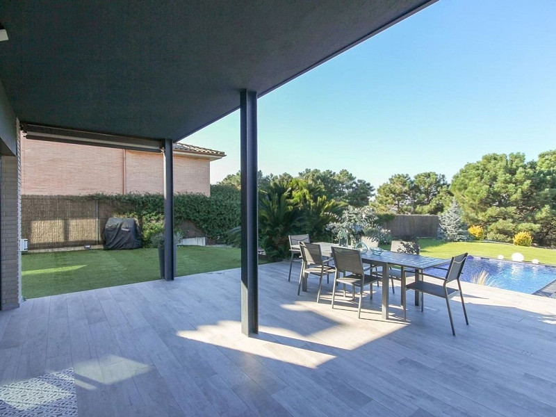 Villa contemporánea con jardín y piscina en Santa Agnes de Malanyanes, La Roca del Valles, Barcelona. Foto:  21