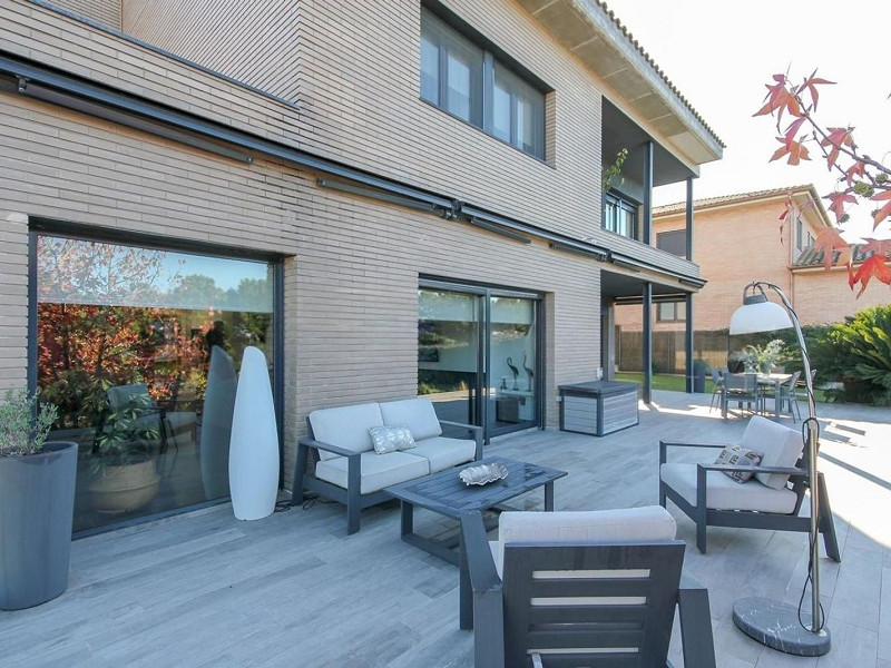 Villa contemporánea con jardín y piscina en Santa Agnes de Malanyanes, La Roca del Valles, Barcelona. Foto:  22