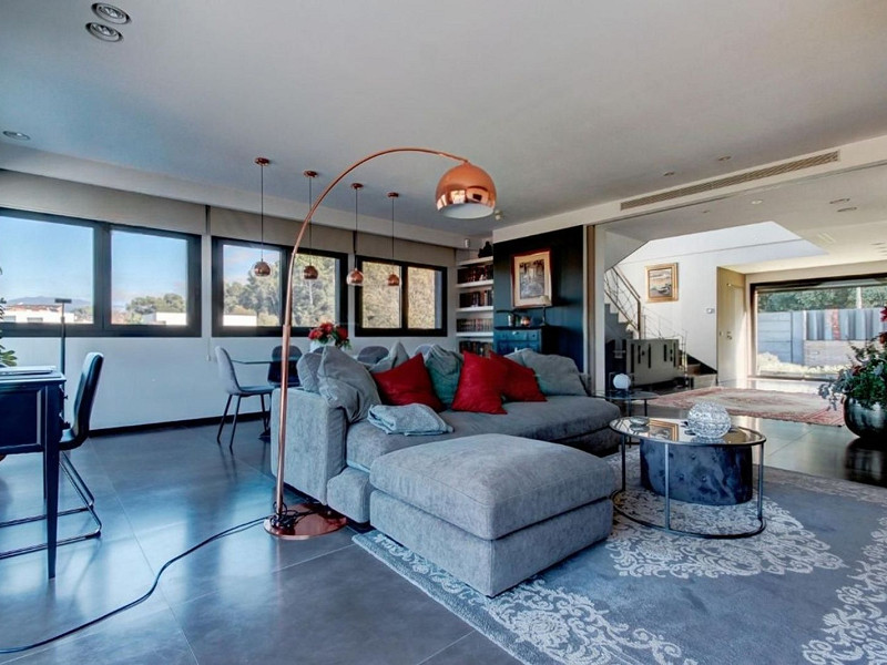 Villa contemporánea con jardín y piscina en Santa Agnes de Malanyanes, La Roca del Valles, Barcelona. Foto:  23