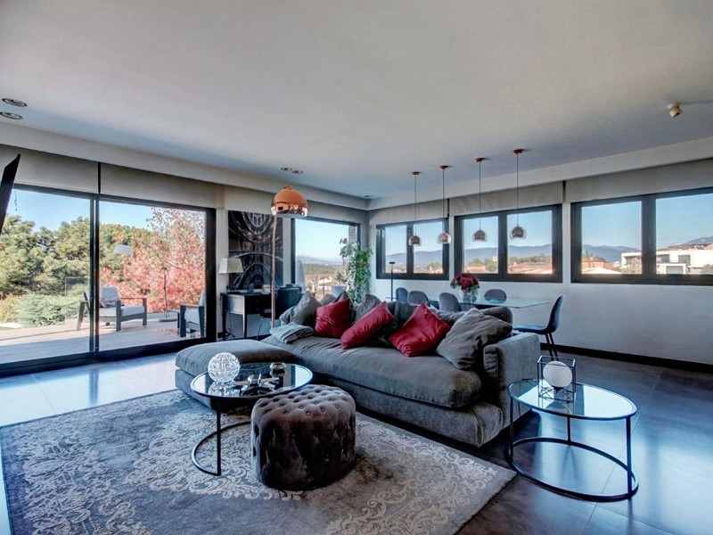 Villa contemporánea con jardín y piscina en Santa Agnes de Malanyanes, La Roca del Valles, Barcelona. Foto:  24